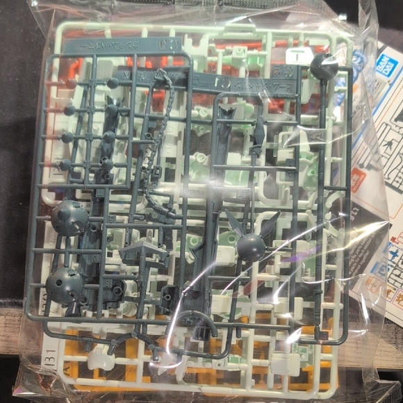 Gundam RX-78-2 Model Kit - Picture 3 of 5